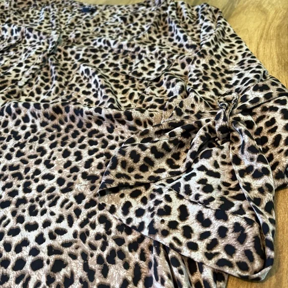 Torrid Harper Cheetah Print Chest Pockets Blouse Top Womens Plus Size 5 Roll Tab - Picture 3 of 9